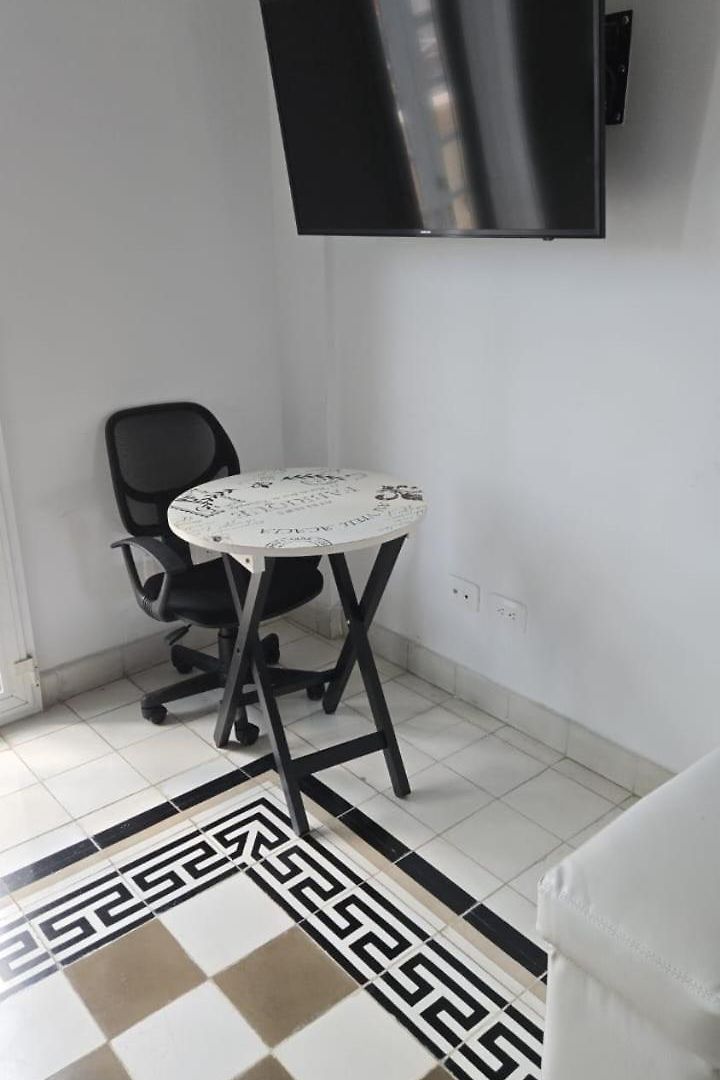 Colonial With Balcony And Pool On Plaza Santo Domingo Cartagena