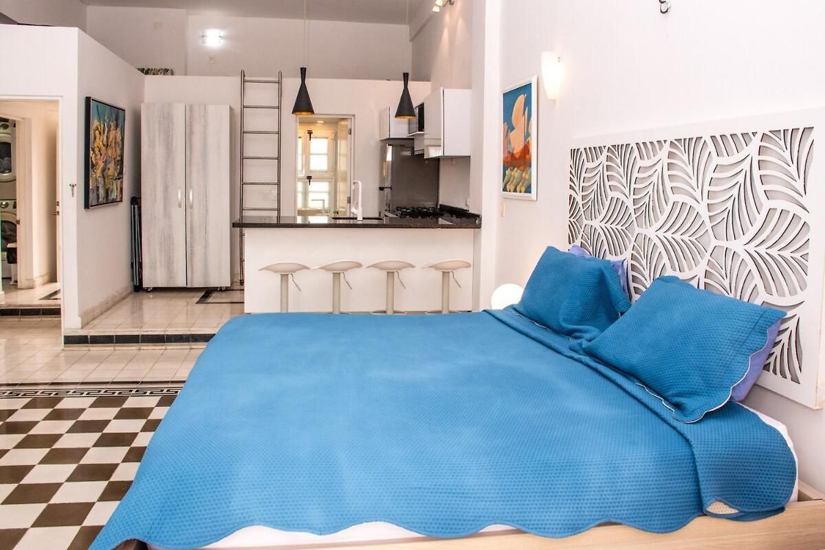 Colonial With Balcony And Pool On Plaza Santo Domingo Cartagena