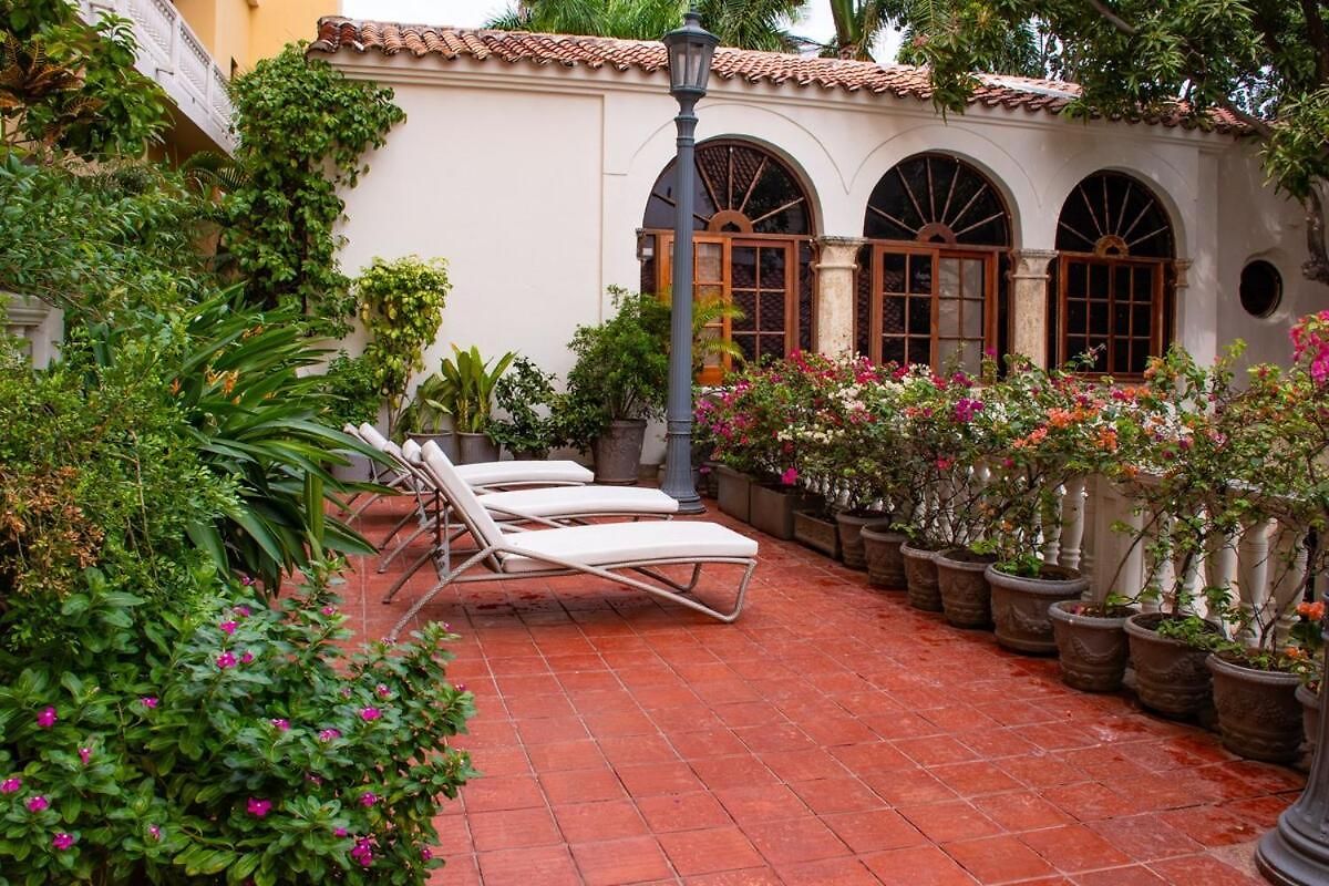 Colonial With Balcony And Pool On Plaza Santo Domingo * Cartagena