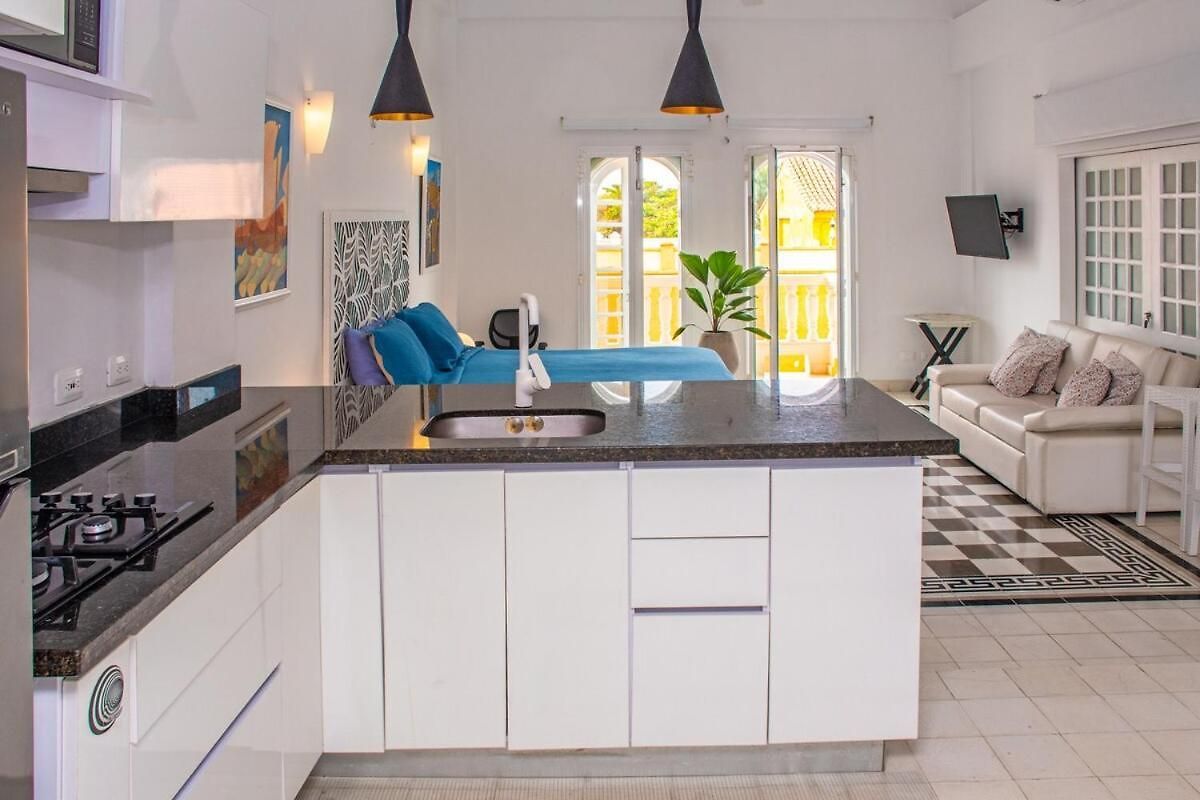 Colonial With Balcony And Pool On Plaza Santo Domingo * Cartagena