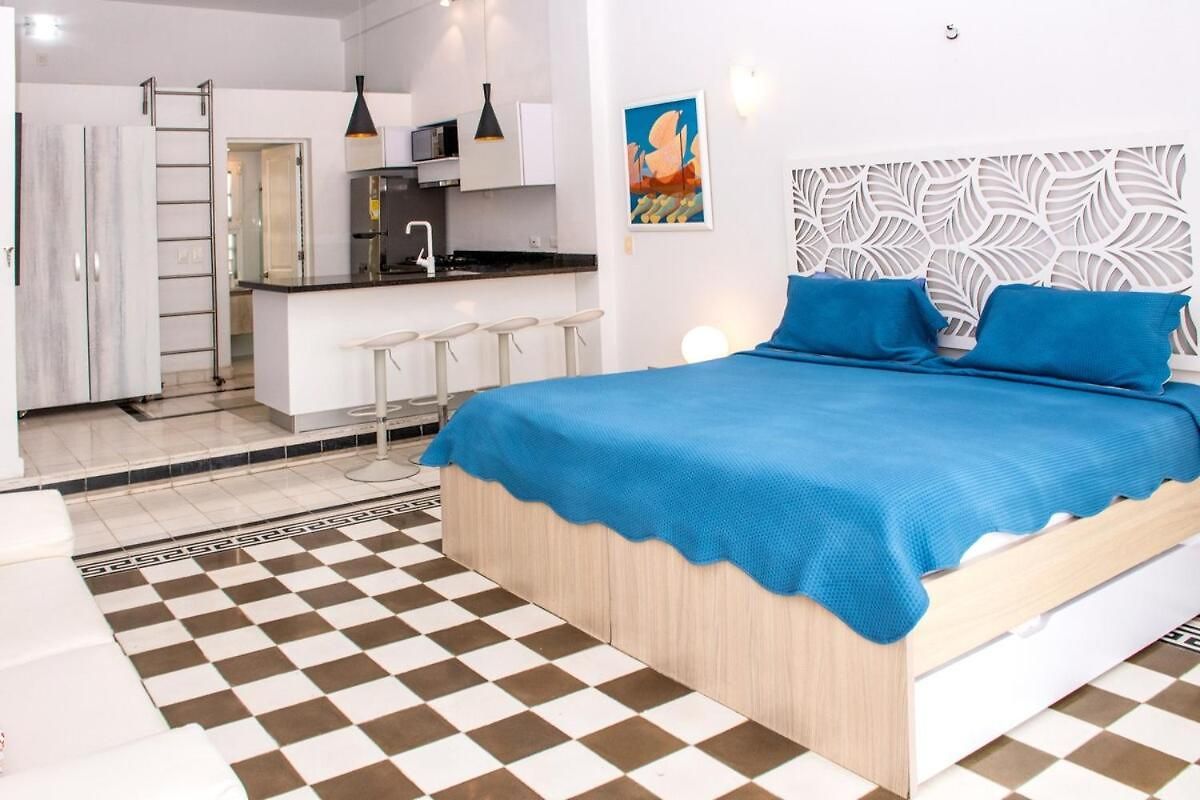 Colonial With Balcony And Pool On Plaza Santo Domingo