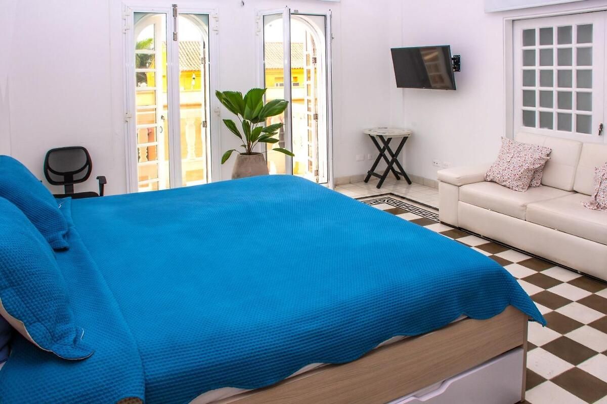 Colonial With Balcony And Pool On Plaza Santo Domingo