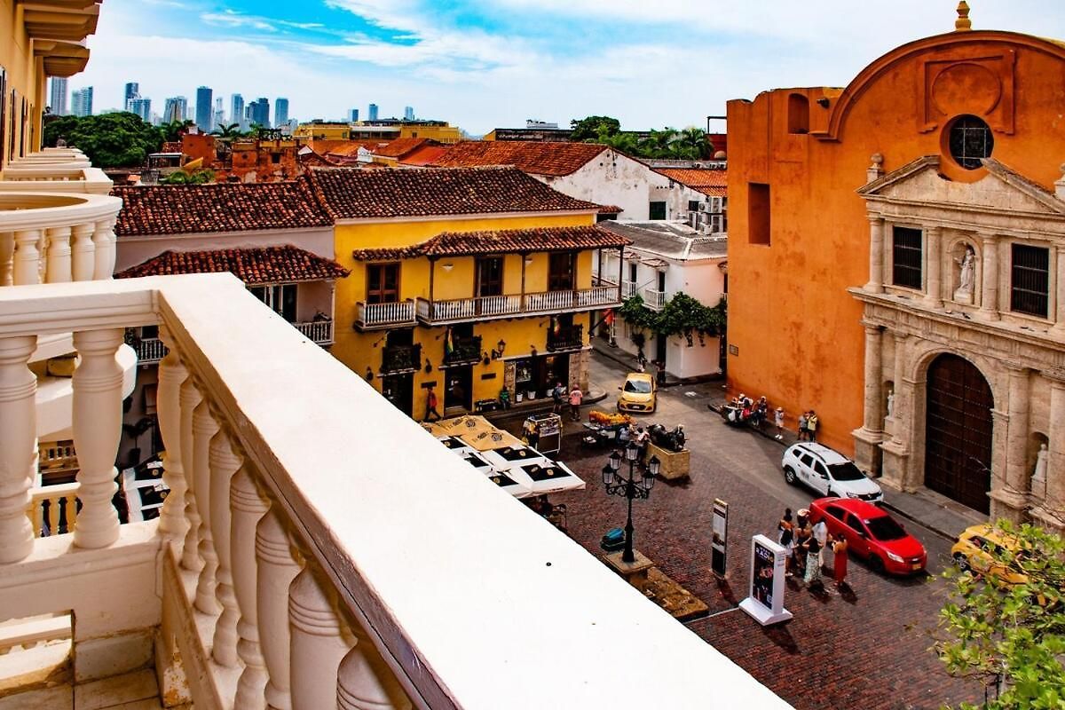 Colonial With Balcony And Pool On Plaza Santo Domingo * Cartagena