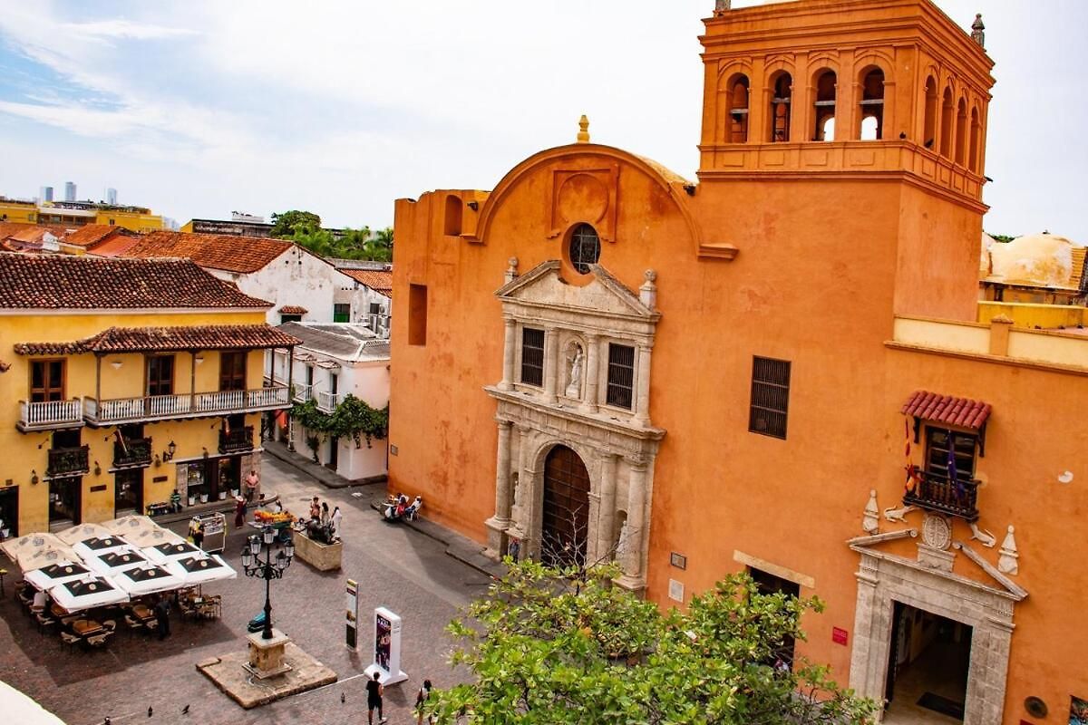 Colonial With Balcony And Pool On Plaza Santo Domingo * Cartagena