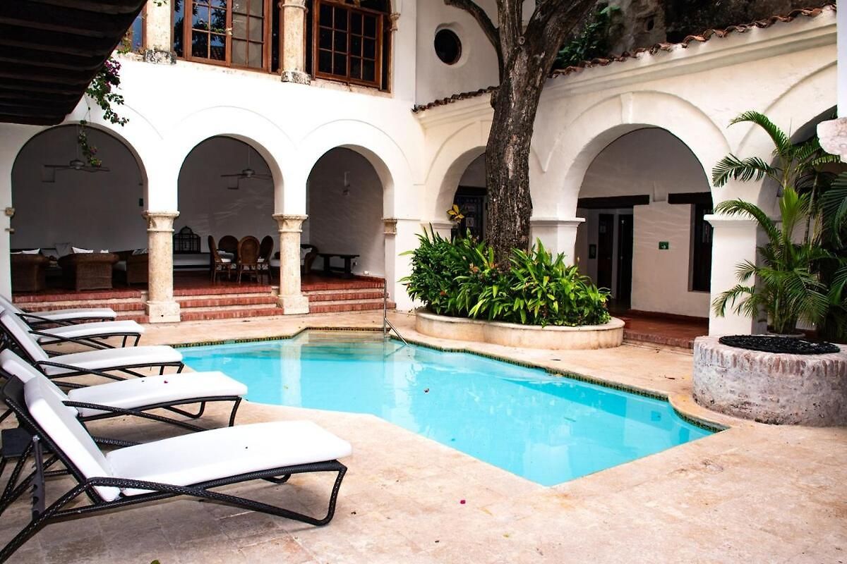 Colonial With Balcony And Pool On Plaza Santo Domingo Cartagena