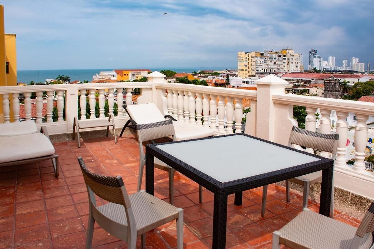 Colonial With Balcony And Pool On Plaza Santo Domingo
