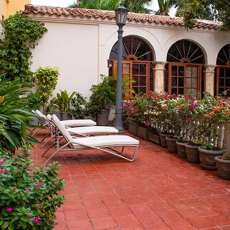 Colonial With Balcony And Pool On Plaza Santo Domingo * Cartagena