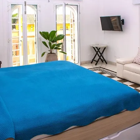 Colonial With Balcony And Pool On Plaza Santo Domingo