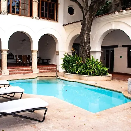 Colonial With Balcony And Pool On Plaza Santo Domingo Cartagena